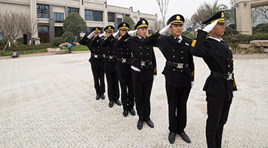 强化保安人员的责任感，推广保安专业化服务